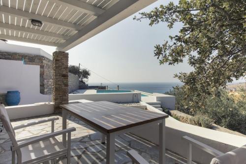 Koundouros Apartment | Apartment with a sea view and swimming pool, in the area of Koundouros