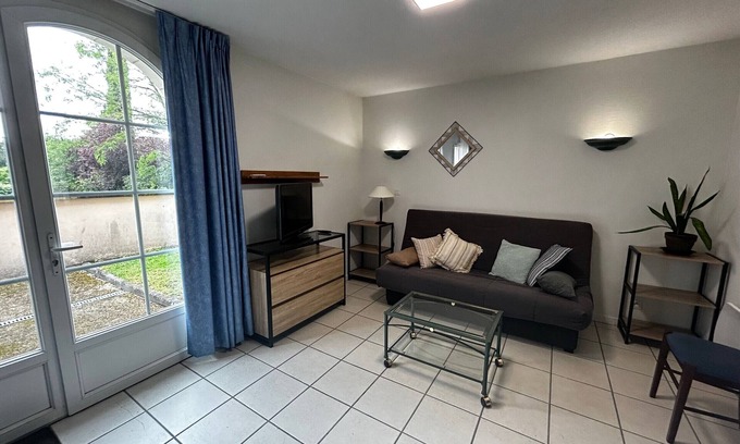 La Roche-Posay Apartment | Apartment with Pool, 200m from the Spa