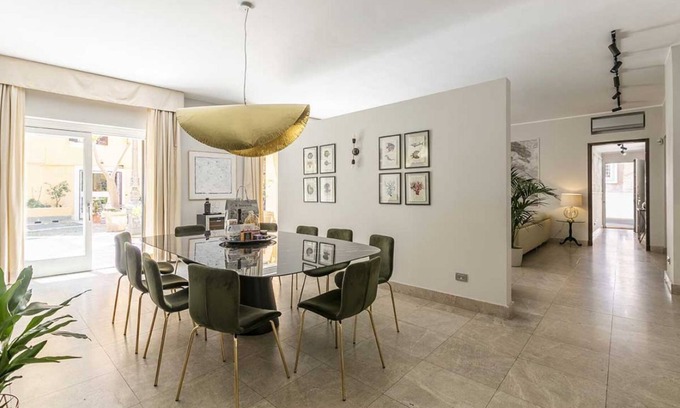 Rome City Centre Apartment | Apartment with rooftop balcony in Central Rome for 8 people