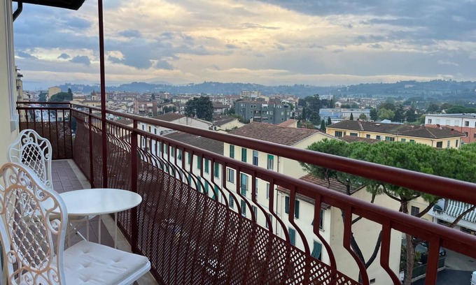 Isolotto Bed & Breakfast | Apartment with two spacious rooms, a bathroom and a kitchen with a balcony.