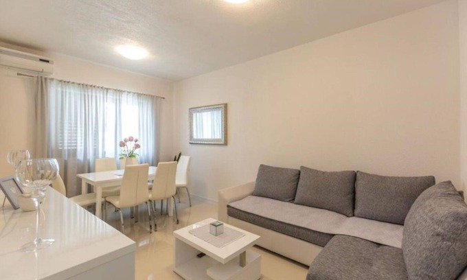 Istok Apartment | Apartments and Room Tattoo (111881-A3) - Makarska