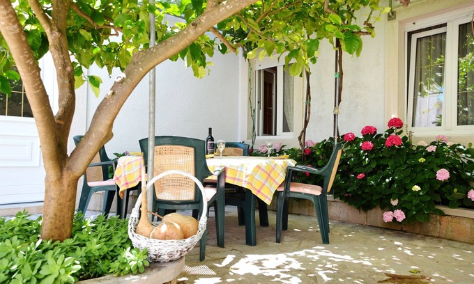 Pucisca Apartment | Apartments Tonka (42251-A3) - Pucisca - island Brac