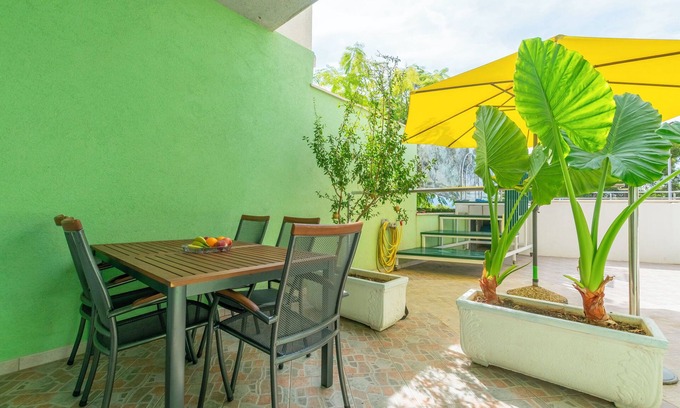 Ruskamen Apartment | Apartments Mirko (57381-A2) - Lokva Rogoznica