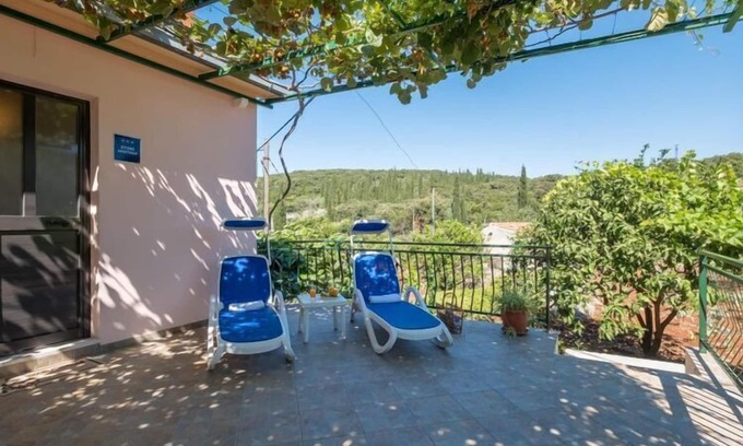 Molunat Apartment | Apartments Saulan - One Bedroom Apartment with Balcony and Garden View (Molunat)