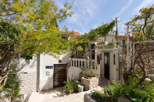 Split Apartment | Apartments Varos