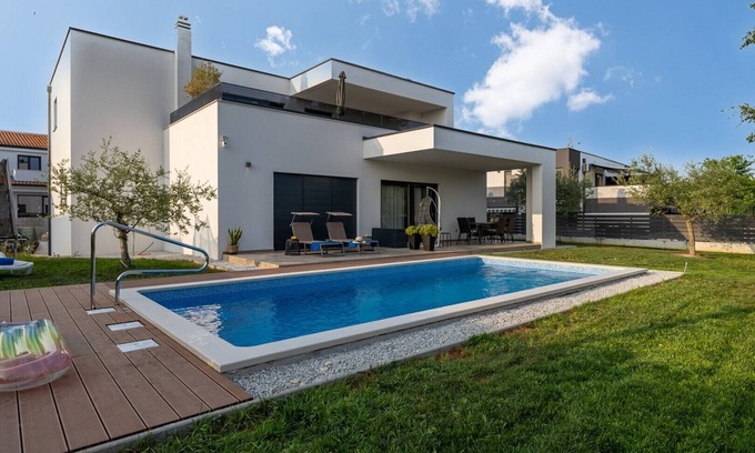 Vrvari Apartment | App Ana with Shared Pool and Jacuzzi