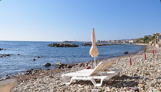 Acciaroli House | Appartamento Torre Caleo E: A bright and sunny apartment located right on the beach.