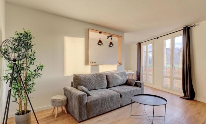 Montigny-le-Bretonneux Apartment | Appartement Rénové en Plein Centre Ville ! A Quelques Minutes de la Gare