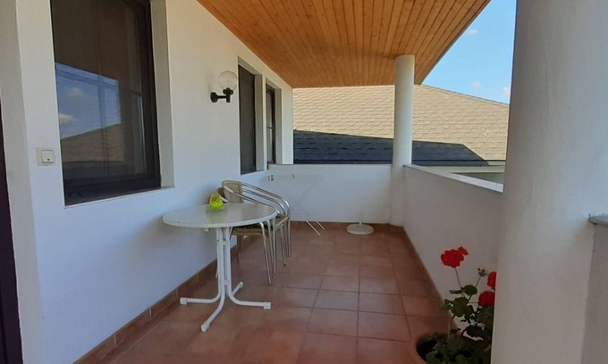 Illmitz Apartment | Appartement/2 Schlafräume/couch/hof - Ferienwohnungen & Weingut Fam. Kroiss