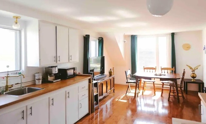 Isle aux Coudres Apartment | Appartement Insulaire Avec vue sur le Fleuve !