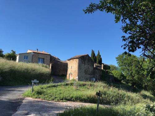 Avene Apartment | appartement de l'église et du château 2 à 15 personnes
