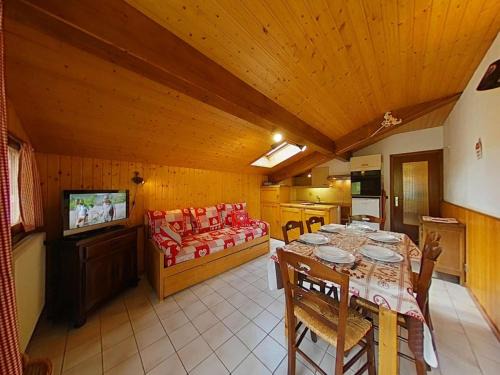 Le Grand-Bornand Apartment | Appartement ensoleillé 2 étoiles, 6 couchages, proche pistes, balcon sud, navette ski - FR-1-241-94
