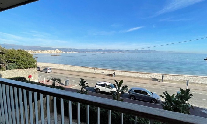 Cap-d'Antibes Apartment | Appartement Front DE MER 1 Chambre, Terrasse de 17 m2 sur la Plage de la Salis
