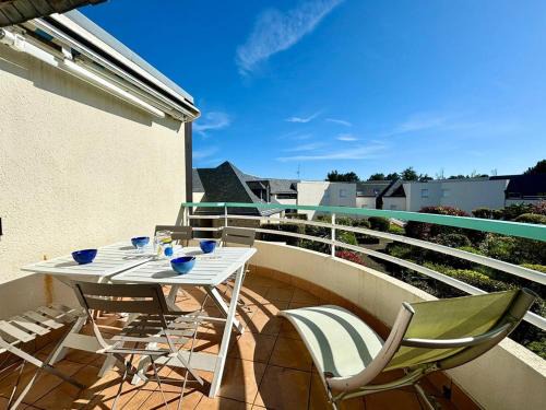 Saint-Amand-en-Puisaye Apartment | Appartement T2+Cabine à Carnac, Balcon Sud, Proche Plages, 4 Pers. - FR-1-377-29