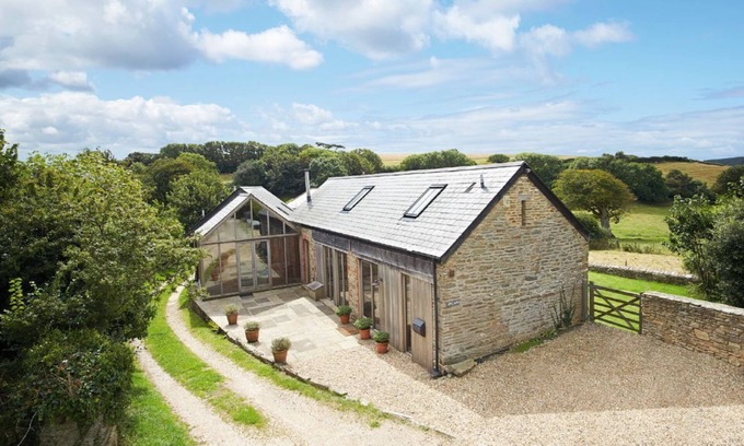 Salcombe House | Apple Barn - Sleeps 4 guests in two bedrooms with one bathroom.