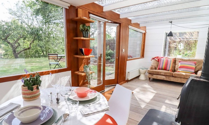 Rendcomb Cottage | APPLE COTTAGE, romantic, with a garden in Chedworth