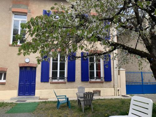 Loures-Barousse Apartment | Appt 1er étage avec jardin partagé