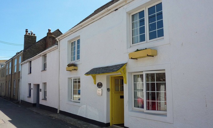 Coverack Cottage | APRIL COTTAGE, pet friendly, country holiday cottage in Coverack