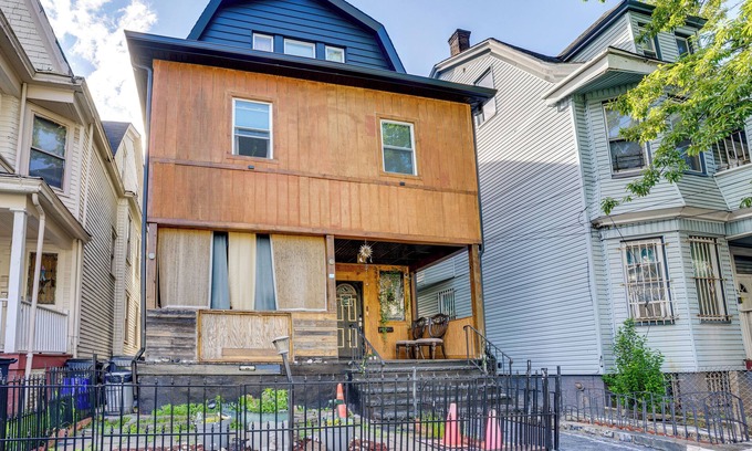 Newark Apartment | Apt 2 Mi to Prudential Center & Dtwn Newark!