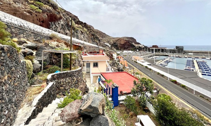 Puerto de la Estaca Apartment | Apto con vistas al mar, a 100 m de la playa