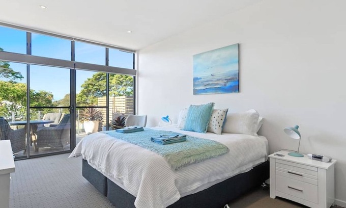 Huskisson House | Aqua Shores 3 Bedroom - Newly renovated with Wifi, Linen, Netflix and AC