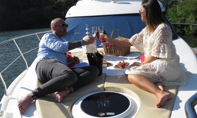 Cinfaes Boat Rental | AQUADOURO Yacht RADAMES - Sleep Boat Experience