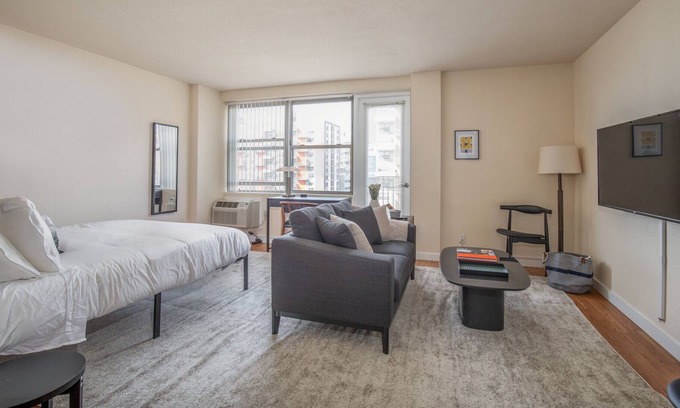 Downtown West Apartment | Arch, Dome, Dtown | Free Parking + Rooftop | Zencity
