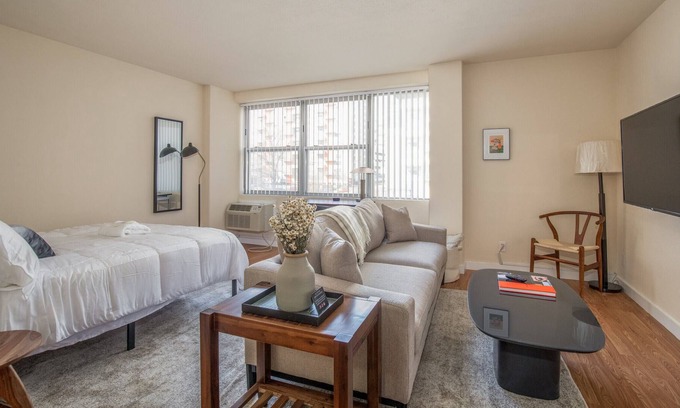 Downtown West Apartment | Arch, Dome, Dtown | Free Parking + Rooftop | Zencity