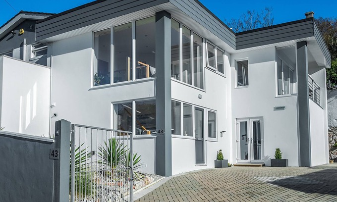 Torquay City Centre Apartment | ARCHITECT DESIGNED LUXURY 5 STAR SUITEn