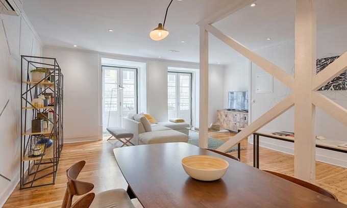 Misericordia Apartment | Architectural Gem in Bica