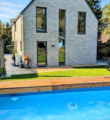 Buchholz in der Nordheide House | Architektenhaus mit Spielplatz, Sauna & Pool am Wald nahe Hamburg