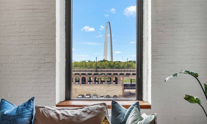 Downtown St. Louis Apartment | Archview Riverfront Loft – Walk to Stadium, Conventions & Casino - Gated Parking