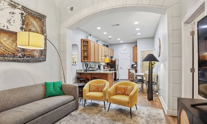 Old Town Triangle Apartment | Archways at the Lincoln Park Zoo 2bed/2ba