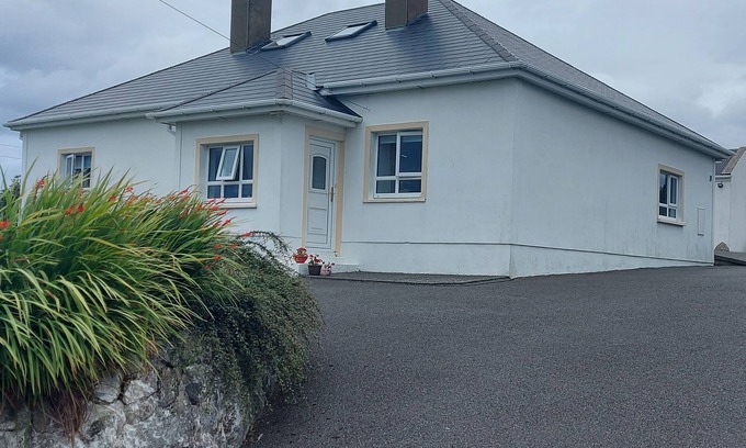 Bunbeg House | ARD AN PHÍOBAIRE, pet friendly in Derrybeg, County Donegal