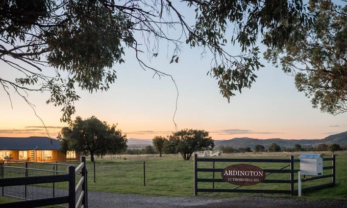 Moore Creek House | Ardington - 4-Bed Pet-Friendly with Pool