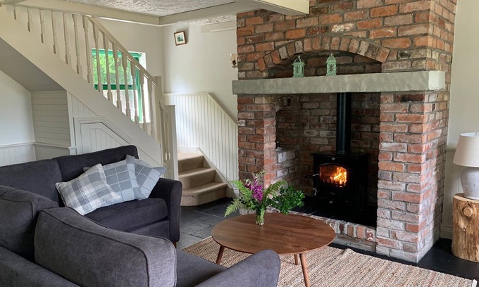 Ballylickey Cottage | Ardnagashel Est No 3 - a two story that sleeps 4 guests in 2 bedrooms