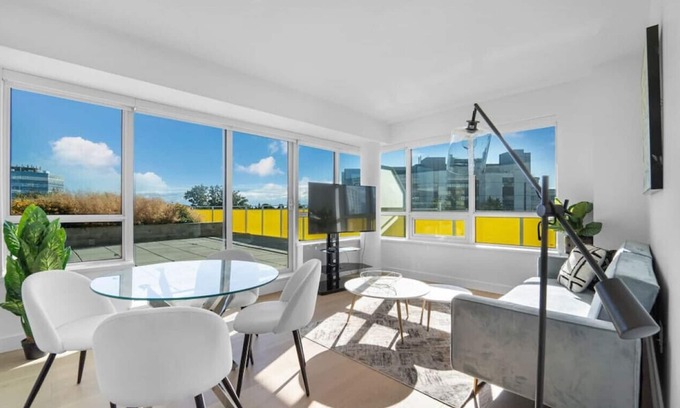 Richmond City Centre Apartment | ARIES PALACE - Avant-Garde & Luxury DT RMD Living