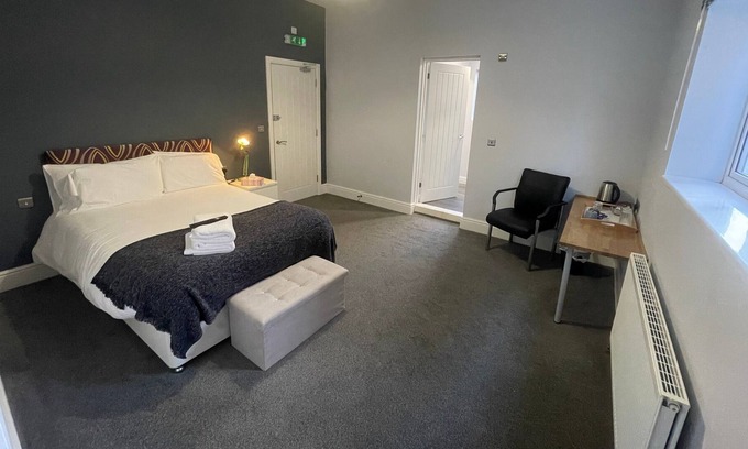 Basingstoke House | Arlan House, Superb Basingstoke Hotel - Room 06