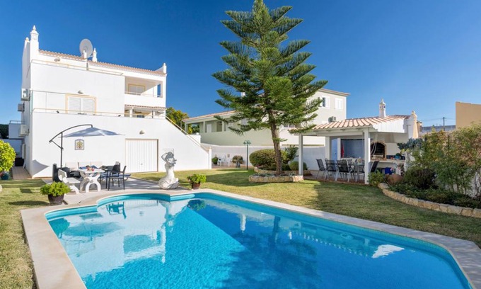 Pera Villa | Armacao de Pera Villa Sleeps 6 with Pool Air Con and WiFi