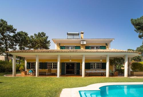 Charneca de Caparica e Sobreda Villa | Aroeira Villa Sleeps 10 with Pool