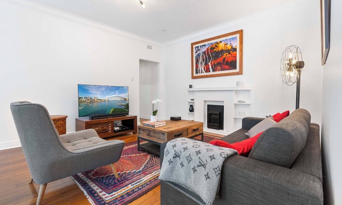 Bellevue Hill Apartment | Art-Deco Gem in Midlothian, Opposite Beach