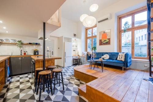 Erzsebetvaros Apartment | Art-Inspired 4BED 2BATH Gem by Fashion Street &Dohany