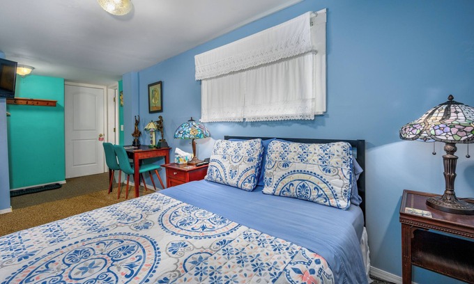 Maplecrest Bed & Breakfast | Art Nouveau Room Large room decorated in the Art Nouveau style with FULL-size bed, en suite bathroom.FREE breakfast. Sleeps 2.