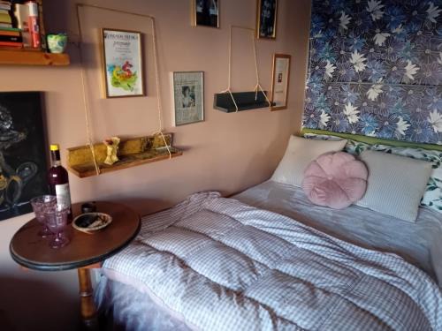 Ljubljana House | art room with shared bathroom in Rose resort