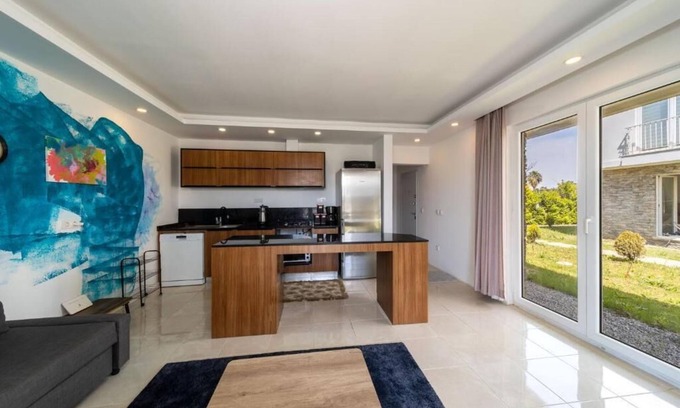 Kadriye House | Artist's house with pool and large garden