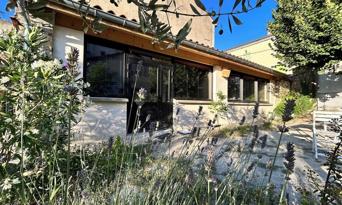 Villeneuve-de-Berg House | Artist's studio - Cosy cocoon for 2 with small garden in town center