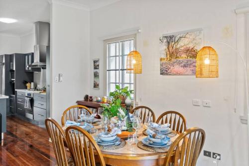 Norman Park House | Artistic Queenslander with Park Views - near City!