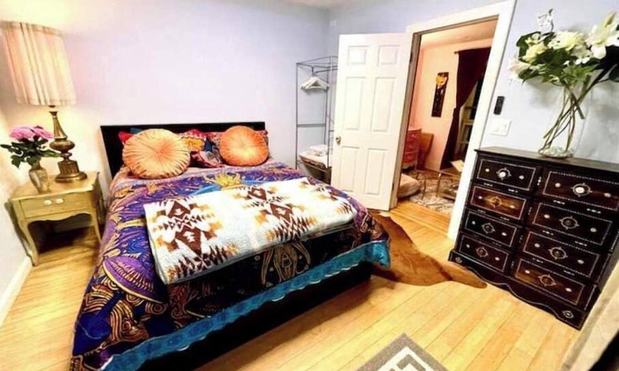 Burbank House | Artsy Cottage w Private Garden by Park/shop/Restr/Airport 30+ Day Stay Special