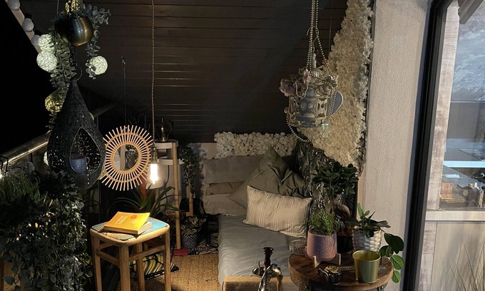 Caterham House | Artsy Retreat - Sleeps 8, Free Parking & Balcony