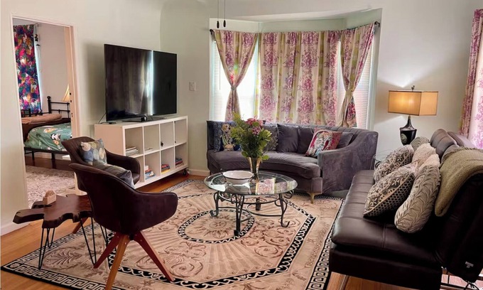 Burbank House | Artsy Retreat w/Cal-King Bed near Park, Shops, Restr, Airport. 30+Day Special